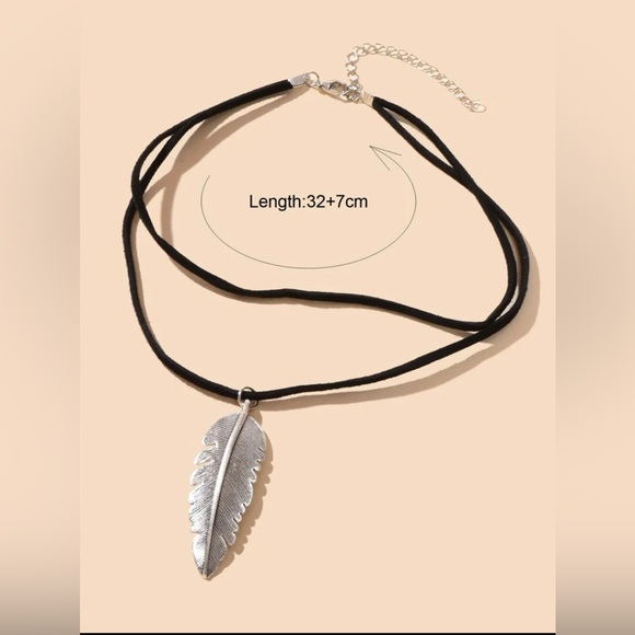 Leaf pendent with layered necklace - Picture 4 of 6